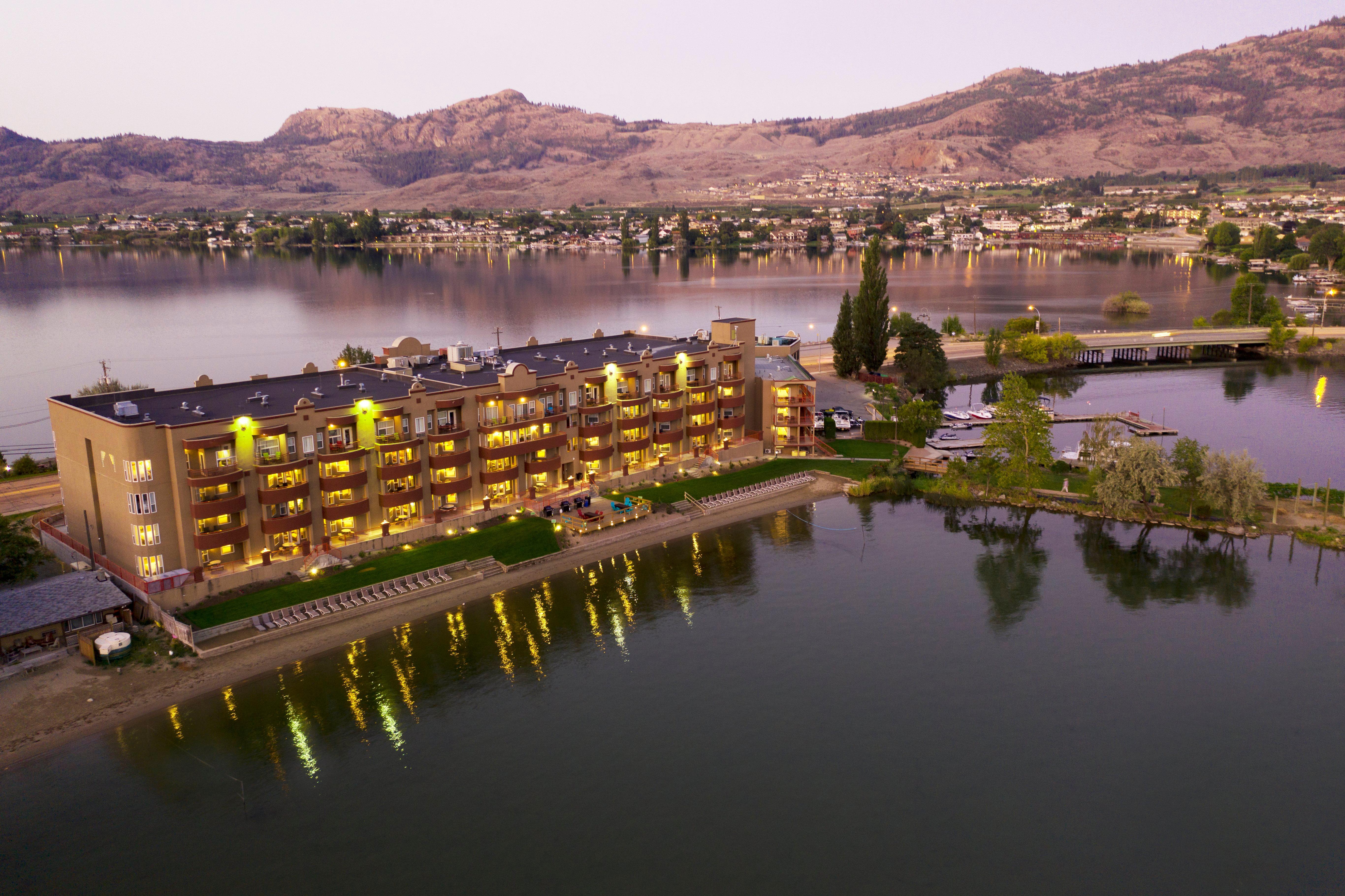 Holiday Inn Hotel & Suites Osoyoos By Ihg Екстер'єр фото